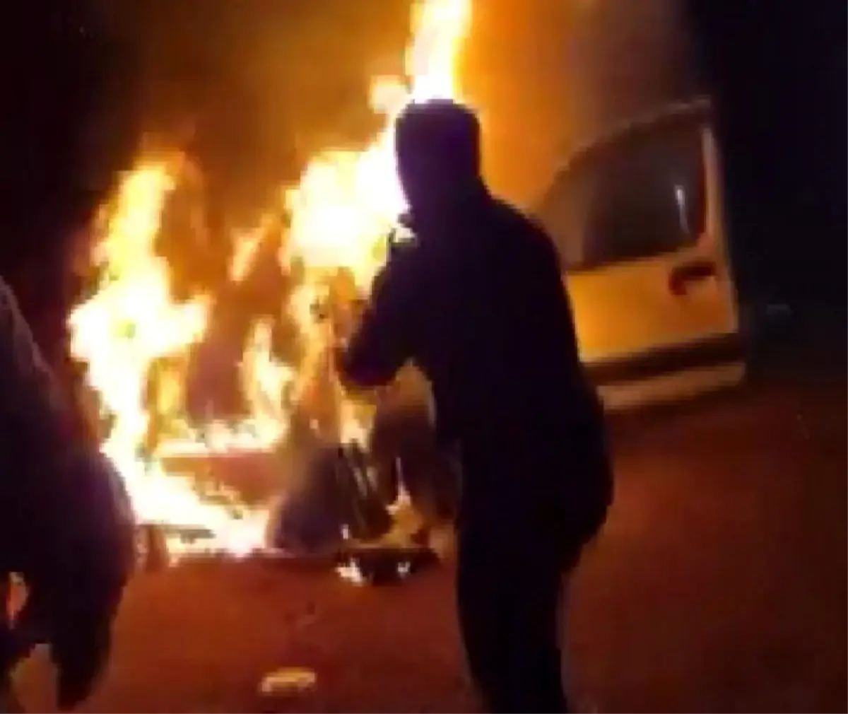 Gaziantep\'te yanan araca cezaevi personeli müdahale etti, Bakan Tunç tebrik etti