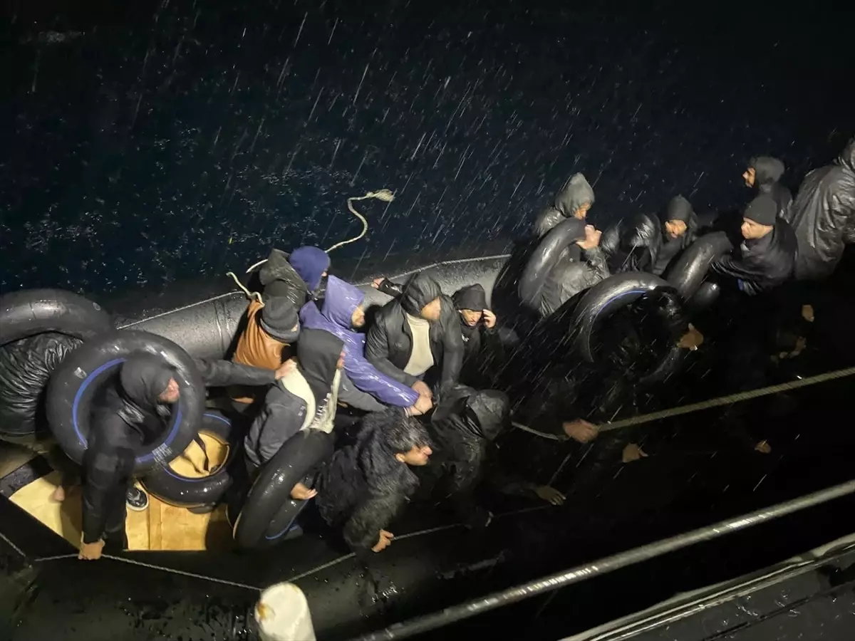 Karaburun\'da 26 Düzensiz Göçmen Kurtarıldı