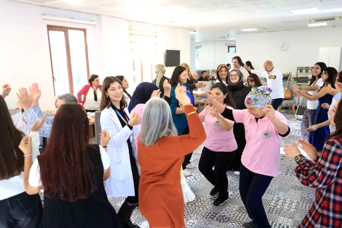 Piri Reis Ortaokulu Öğrencilerinden Huzurevi Sakinlerine Keyifli Ziyaret