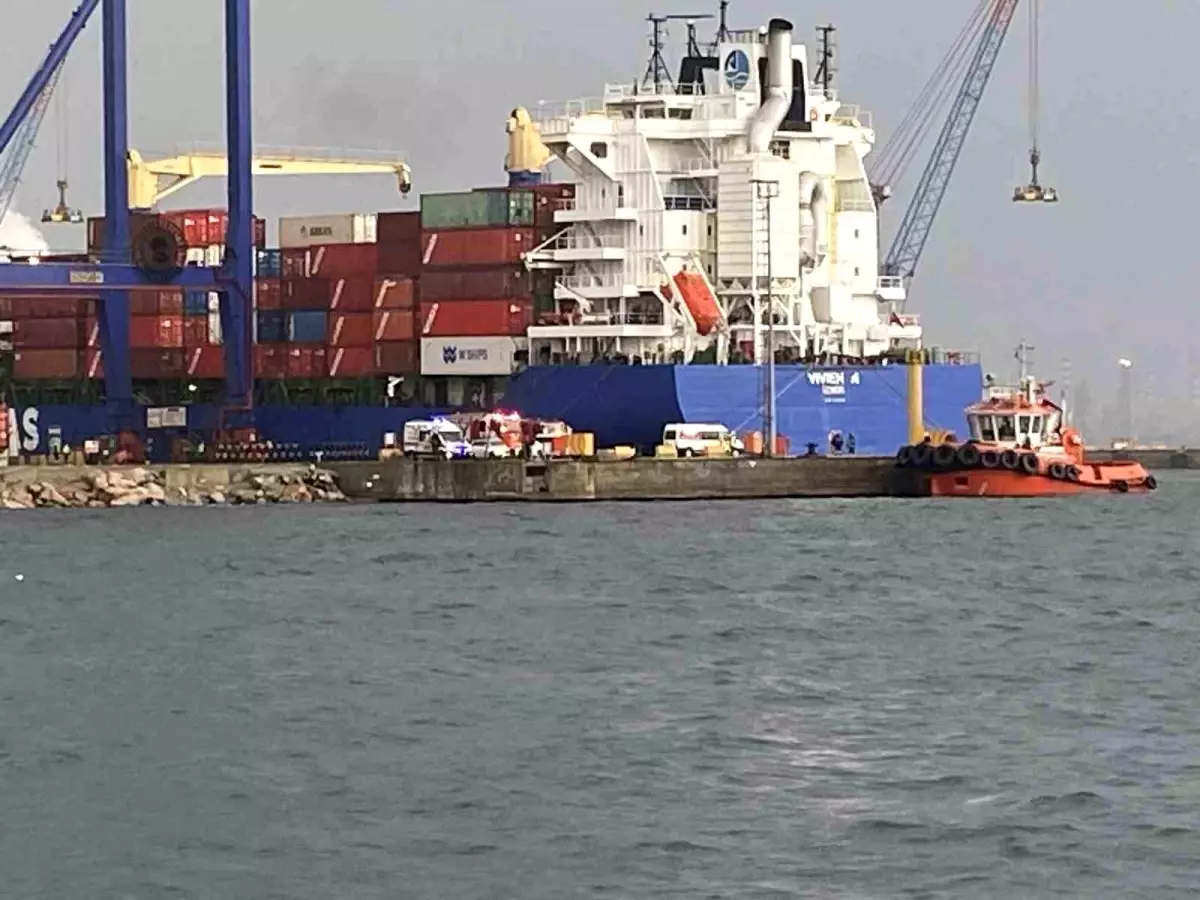 Kocaeli\'de Alabora Olan Kayıkta Arama Kurtarma Çalışmaları