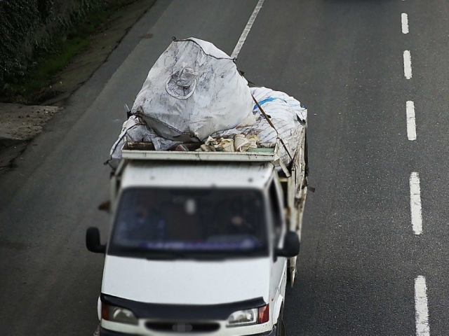 Kur'an-ı Kerim sayfaları yerlere atıldı, skandalın nedeni bambaşka çıktı Kur'an-ı Kerim sayfaları yerlere atıldı, skandalın nedeni bambaşka çıktı