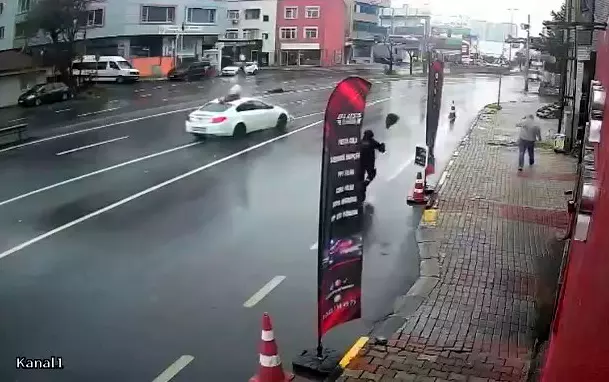 Otomobilin çarptığı yaşlı adam havada takla atıp 24 metre savruldu
