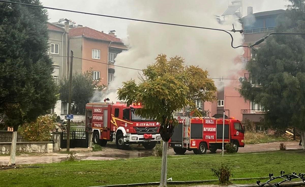 Denizli\'de Park Halindeki Minibüs Yangında Yandı
