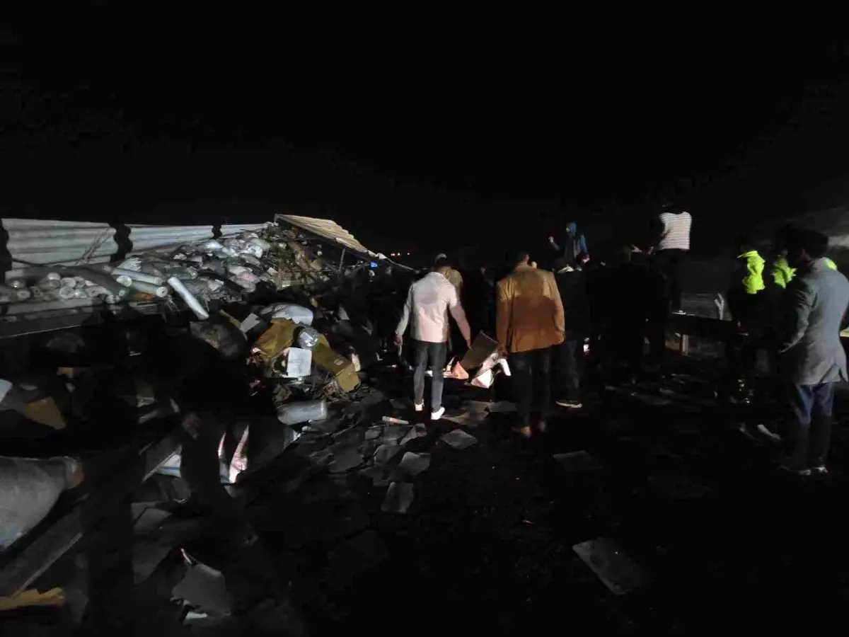 Şanlıurfa\'da Tır Devrildi, Trafik Kapandı