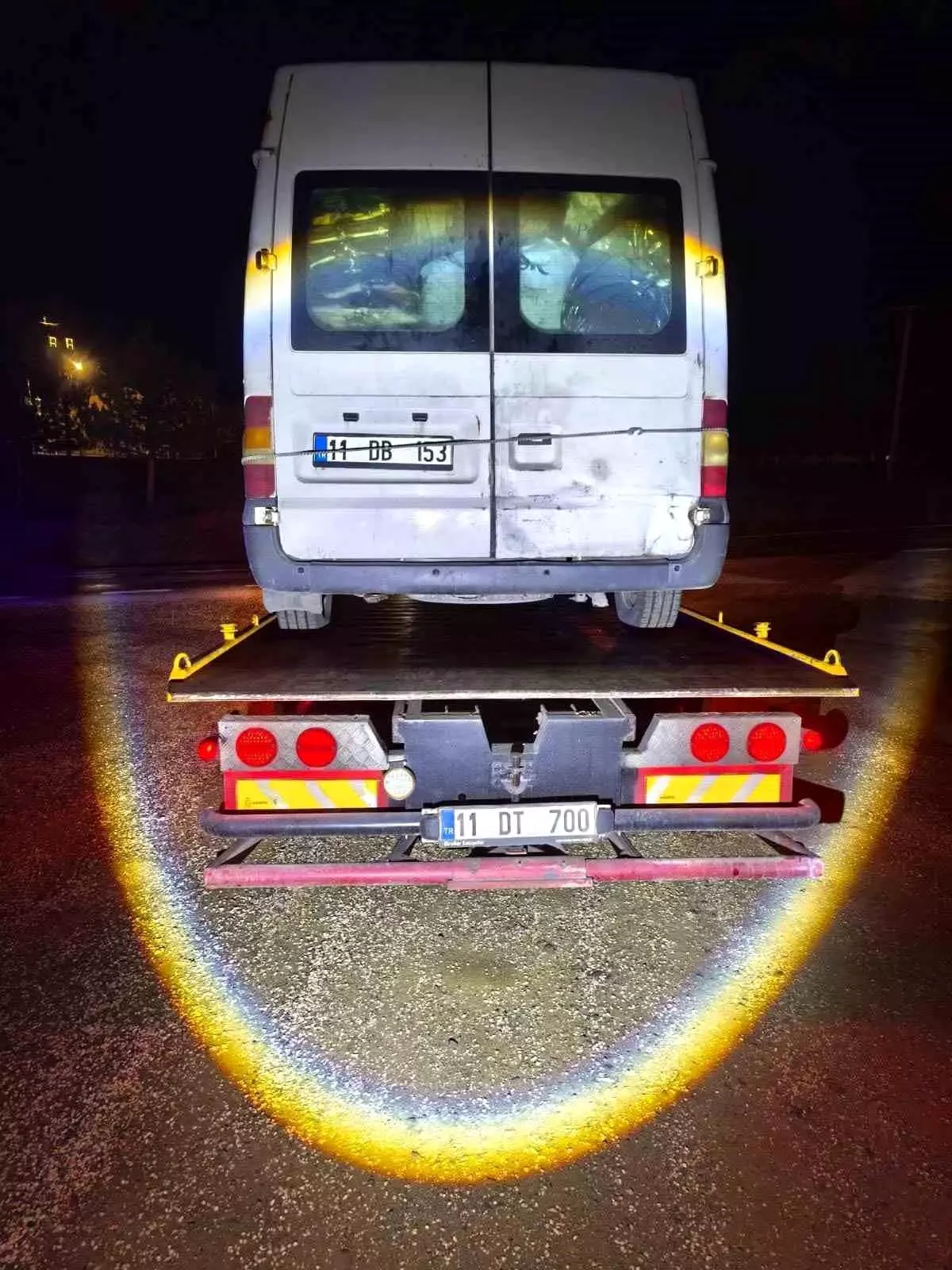 Bilecik\'te Yakalanan Minibüs Otoparka Çekildi