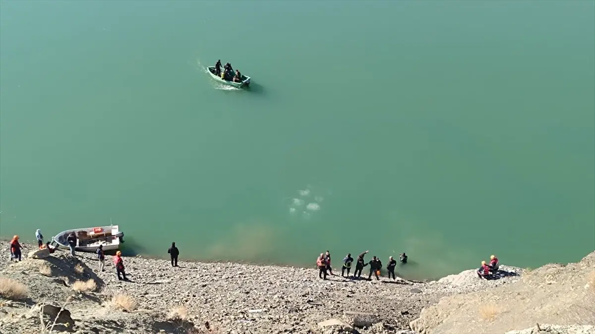 Van\'da Baraja Düşen Araçta İki Ceset Bulundu