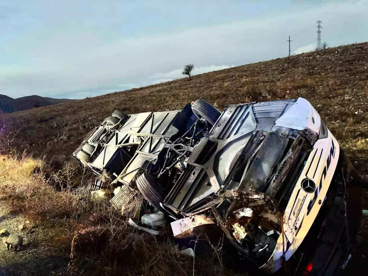 Afyonkarahisar\'da Otobüs Kazası: 2 Ölü, 21 Yaralı