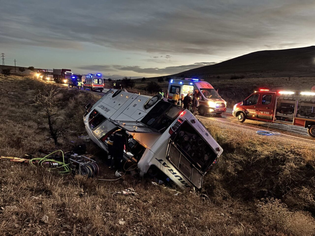 Yolcu otobüsü şarampole devrildi! Ölü ve yaralılar var Yolcu otobüsü şarampole devrildi! Ölü ve yaralılar var