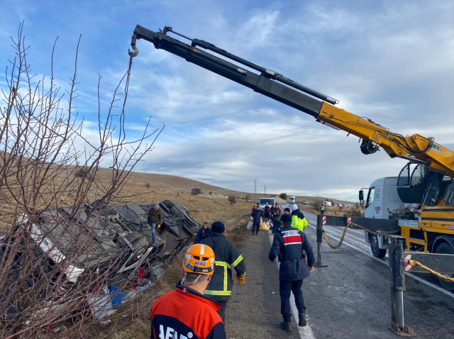 Yolcu otobüsü şarampole devrildi! Ölü ve yaralılar var Yolcu otobüsü şarampole devrildi! Ölü ve yaralılar var