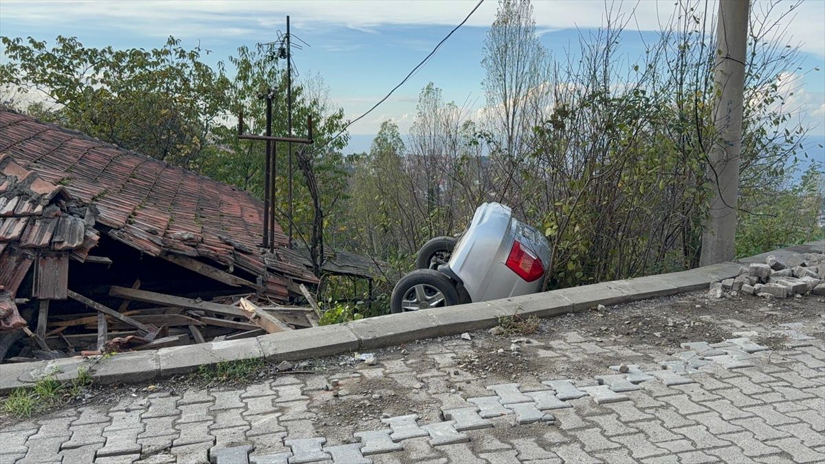 Zonguldak\'ta Otomobil Çatıya Düştü