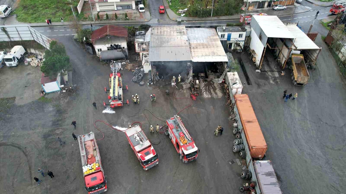 Arnavutköy\'de Tır Tamirhanesinde Yangın