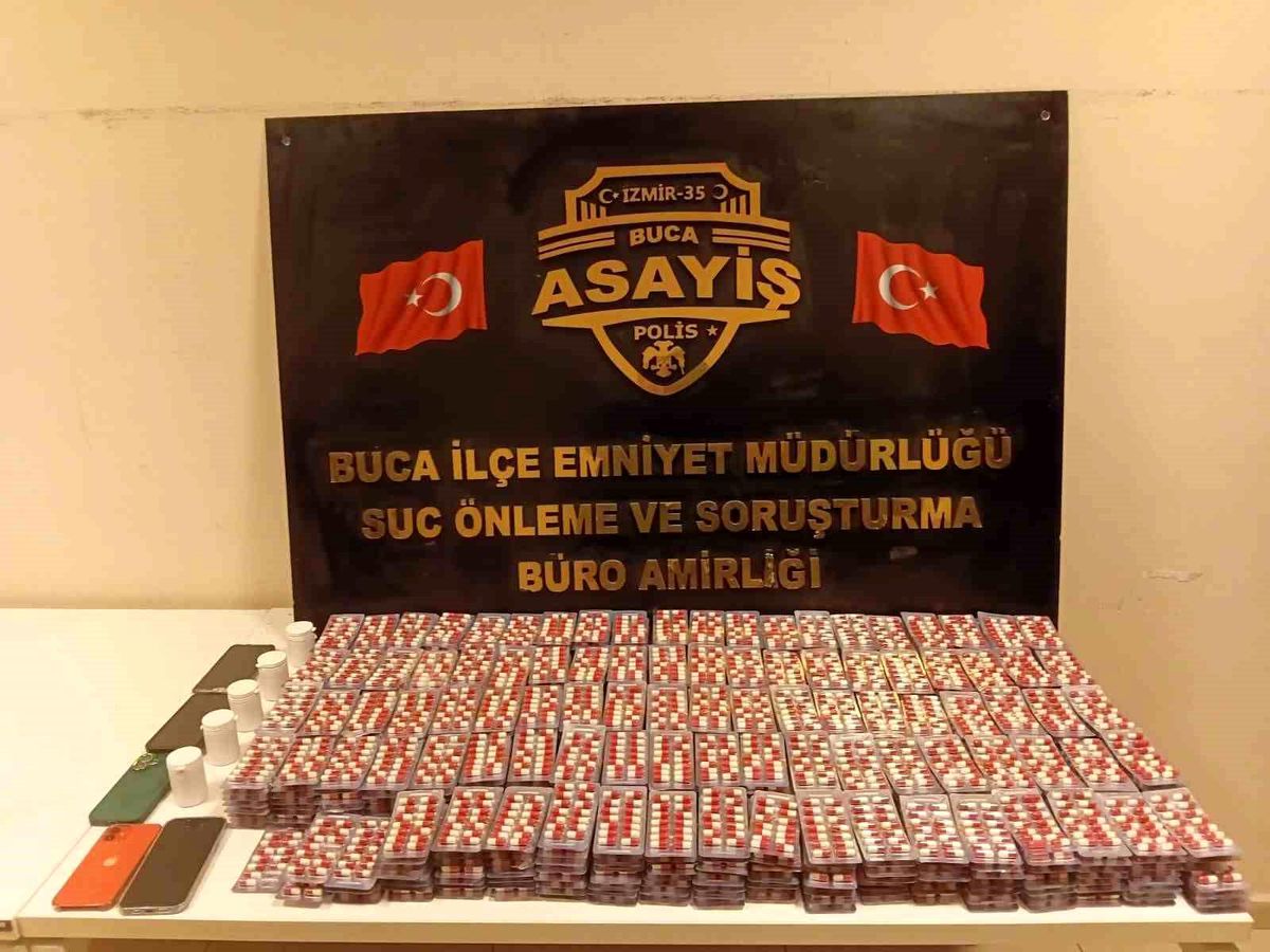 İzmir\'de Uyuşturucu Operasyonu: 11 Bin Hap Ele Geçirildi