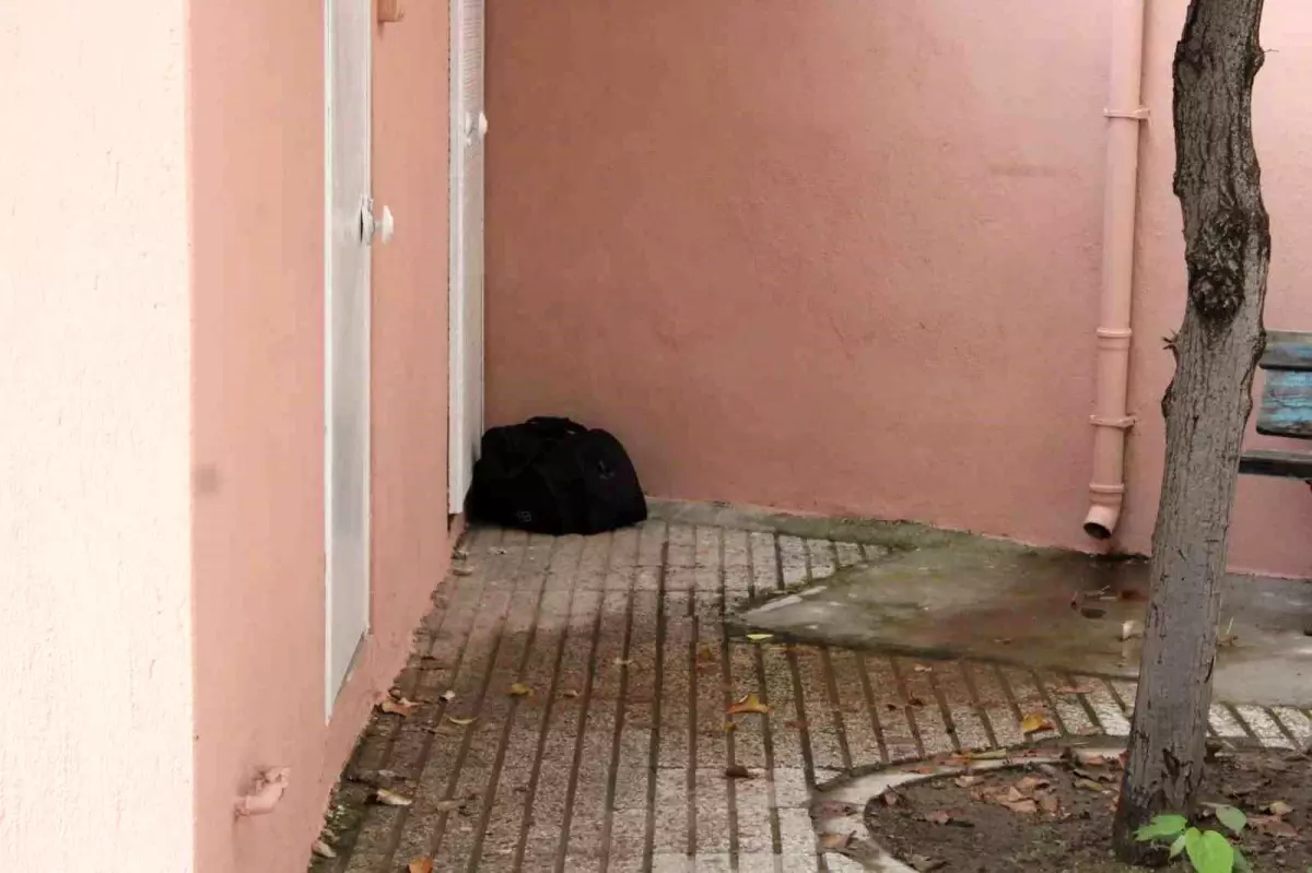 Şüpheli Çanta Camii Avlusunda Bulundu