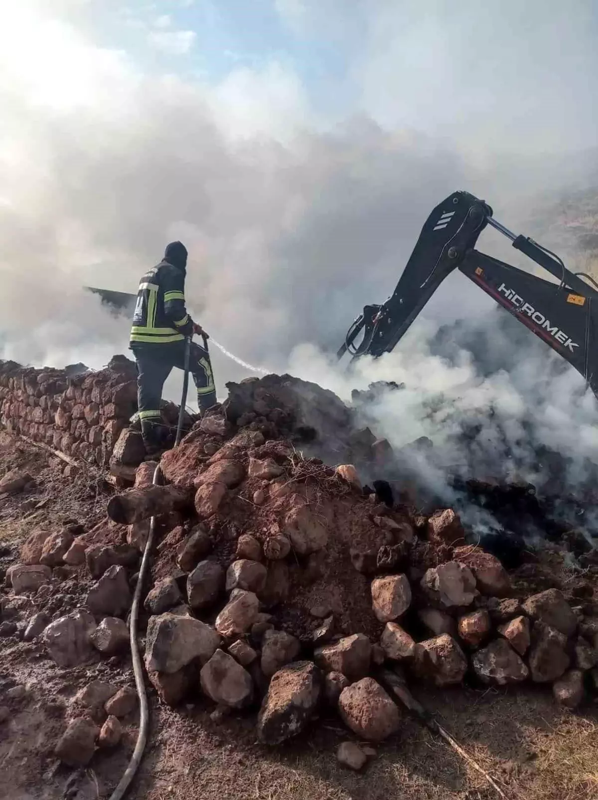 Hınıs\'ta Ahır Yangını: 21 Büyükbaş Hayvan Telef Oldu