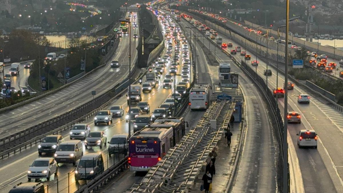 İstanbul\'da akşam saatlerinde trafik yoğunluğu yüzde 85\'e çıktı
