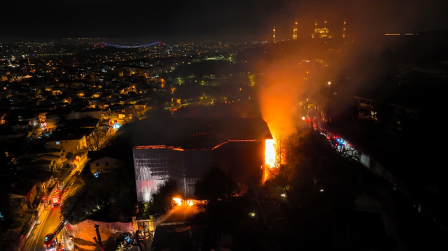 İstanbul'da tarihi köşkü küle çeviren yangın İstanbul'da tarihi köşkü küle çeviren yangın