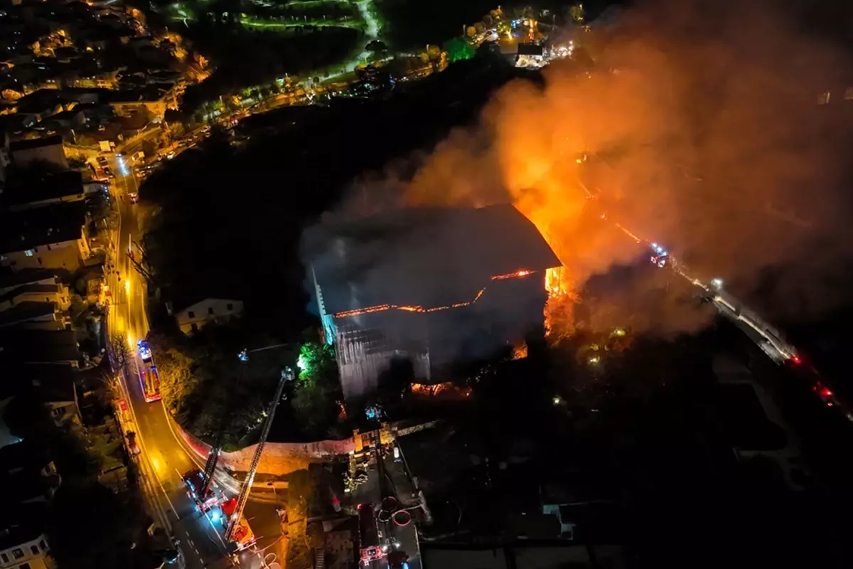 İstanbul\'da tarihi köşkü küle çeviren yangın