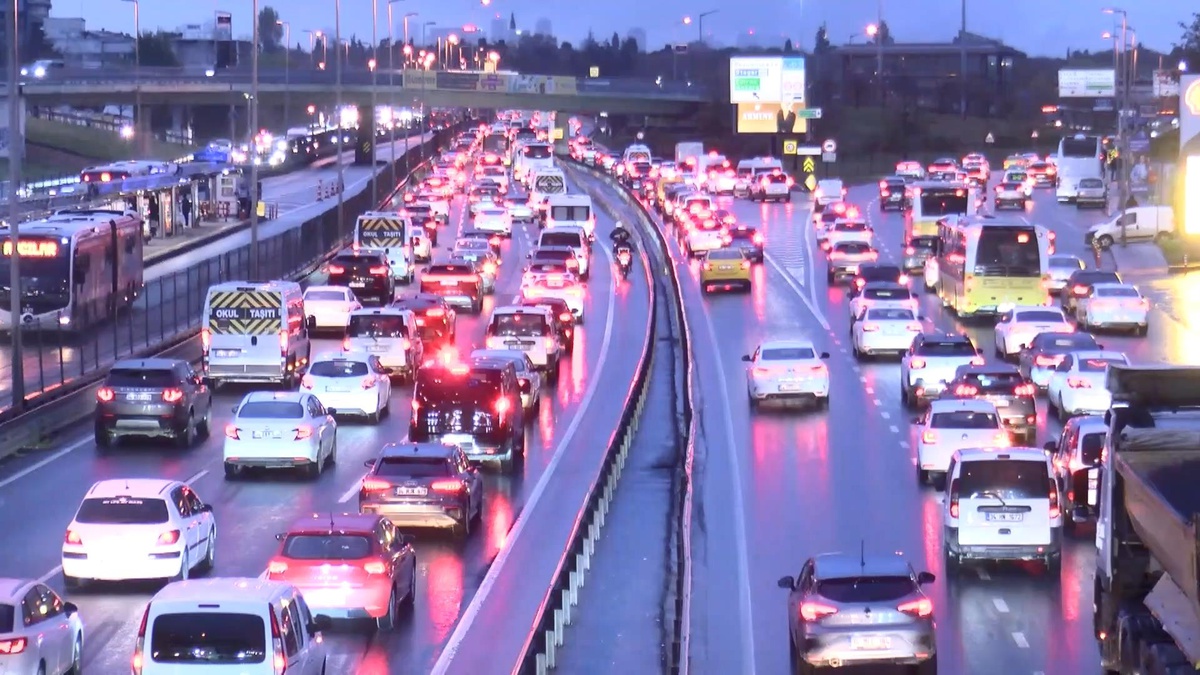 İstanbul\'da Trafik Yoğunluğu %78\'e Ulaştı