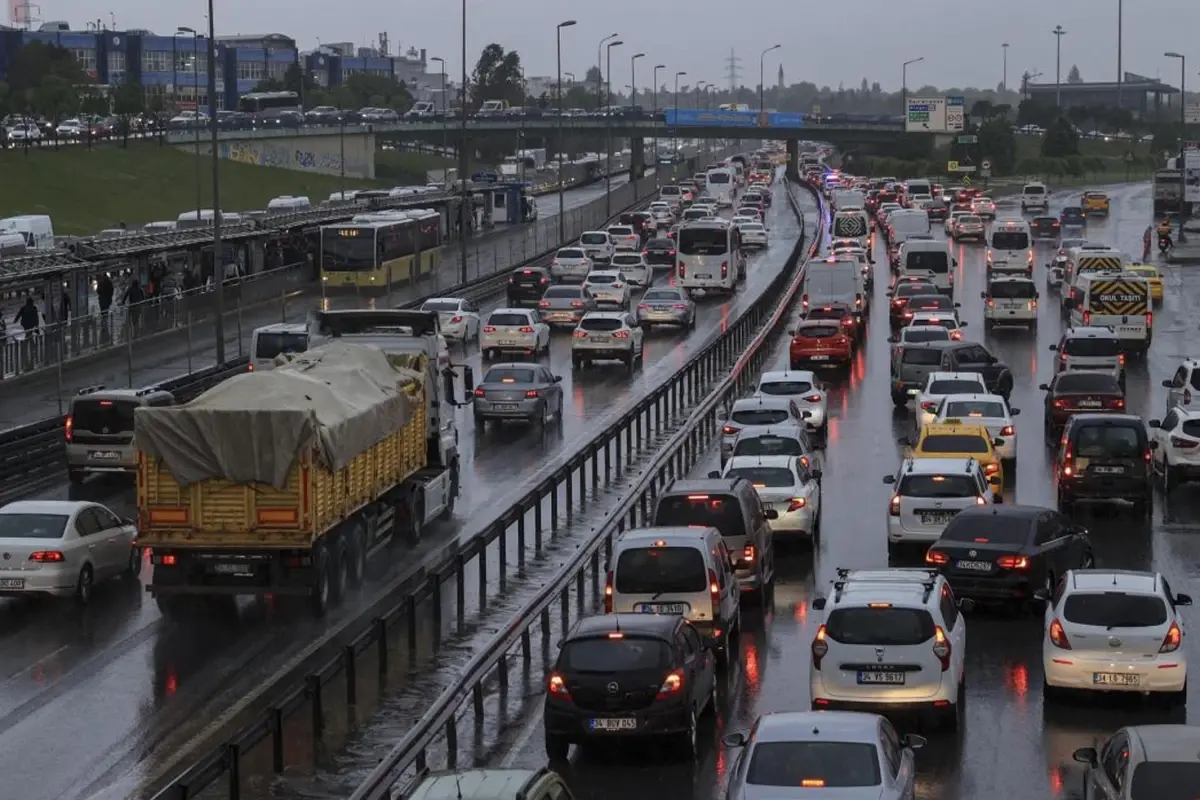 İstanbul yağmurlu bir güne uyandı, trafik yoğunluğu yüzde 80 oldu