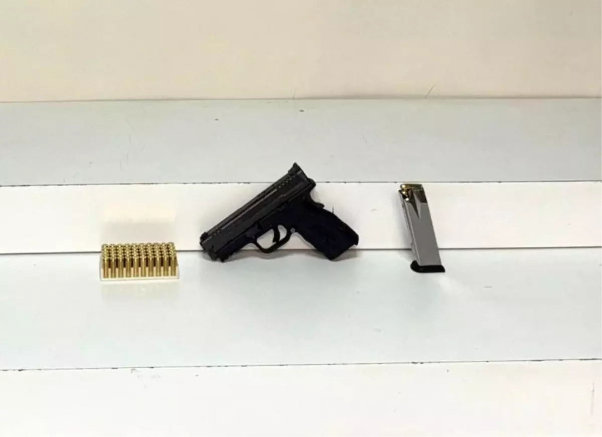 Küçükçekmece\'de Balkonda Silahla Tartışma