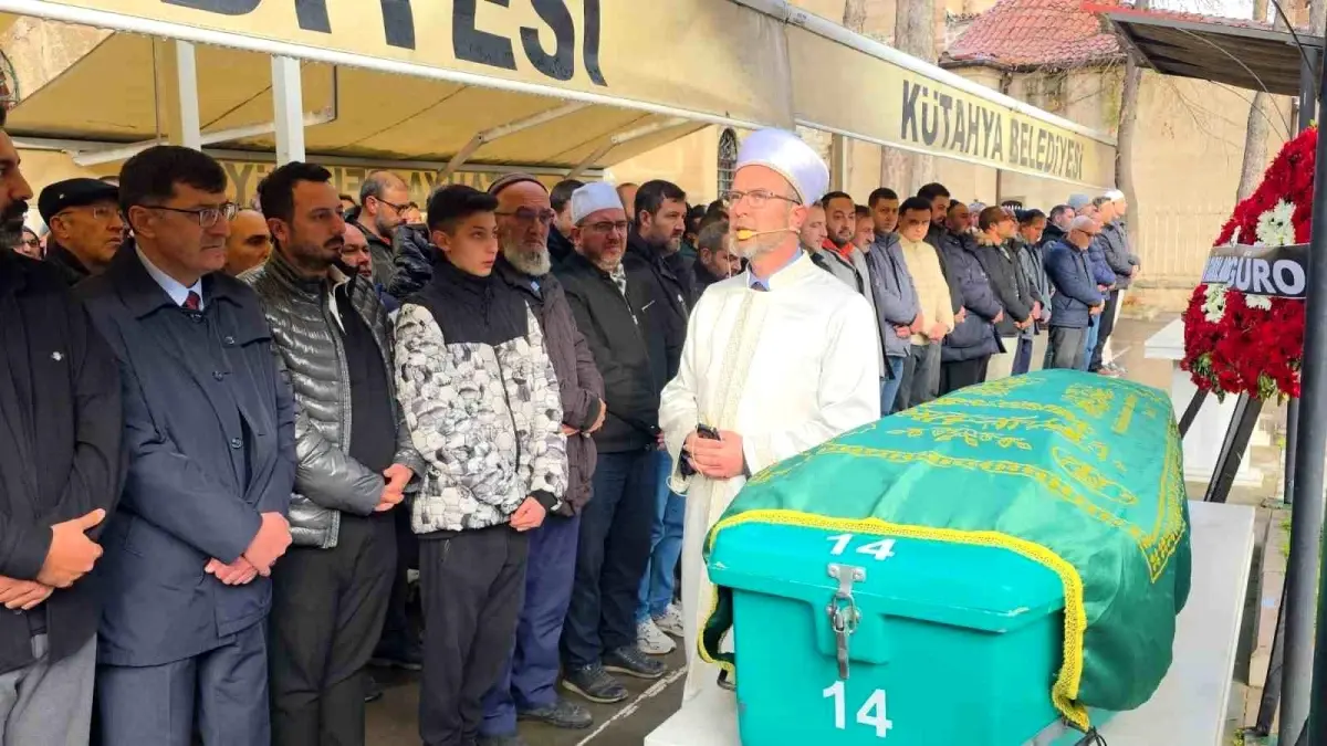 Kütahya'da Trafik Kazasında Hayatını Kaybeden Berberler ve Kuaförler Odası Başkanı Mehmet Çaltı Toprağa Verildi. 

Paraphrased: Kütahya'da Trafik Kazasında Vefat Eden Berberler ve Kuaförler Odası Lideri Mehmet Çaltı Son Nefesine Uğurlandı.