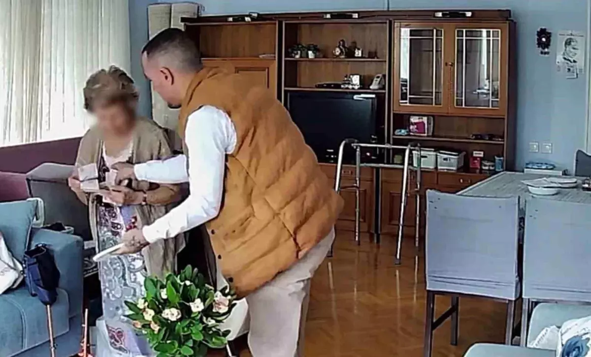 İzmir\'de Dolandırıcı Yakalandı