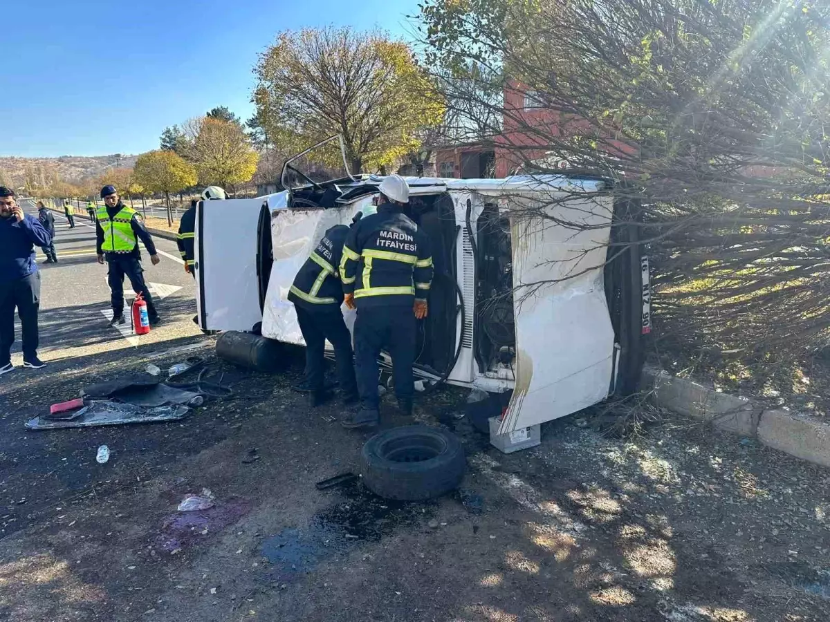 Mardin\'de Otomobil Devrildi: 3 Yaralı