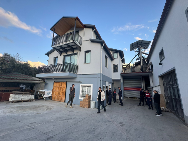 Muğla'da Siyanürün Neden Olduğu Zehirlenme Vakası: 18 Yaşındaki Genç Kız Hayatını Kaybetti Muğla'da Siyanürün Neden Olduğu Zehirlenme Vakası: 18 Yaşındaki Genç Kız Hayatını Kaybetti