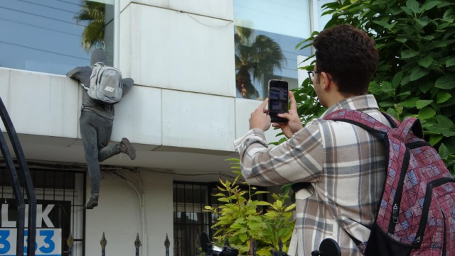 Penceredeki cansız manken 'hırsız'ı görenler, polisi arıyor, taş atıyor Penceredeki cansız manken 'hırsız'ı görenler, polisi arıyor, taş atıyor