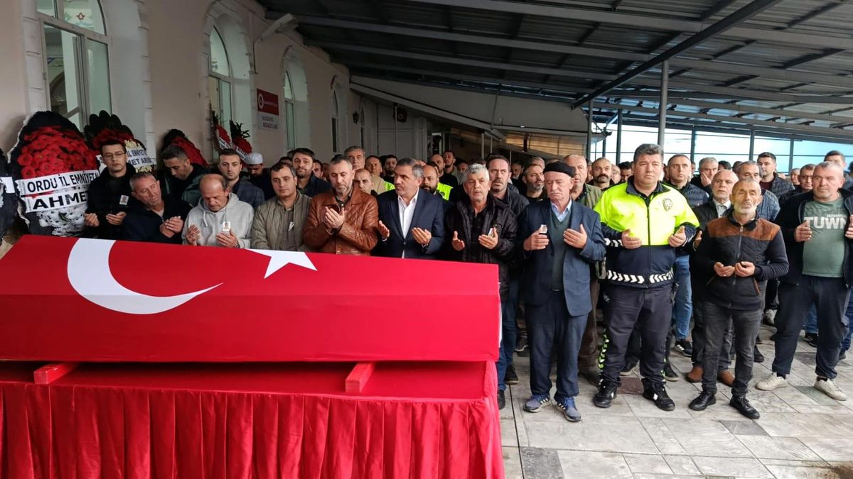 Kalp Krizinden Hayatını Kaybeden Polis Memuru Toprağa Verildi