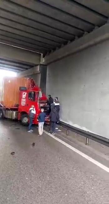 TEM'de korkunç kaza! Kendi kullandığı tırın altında kalarak can verdi