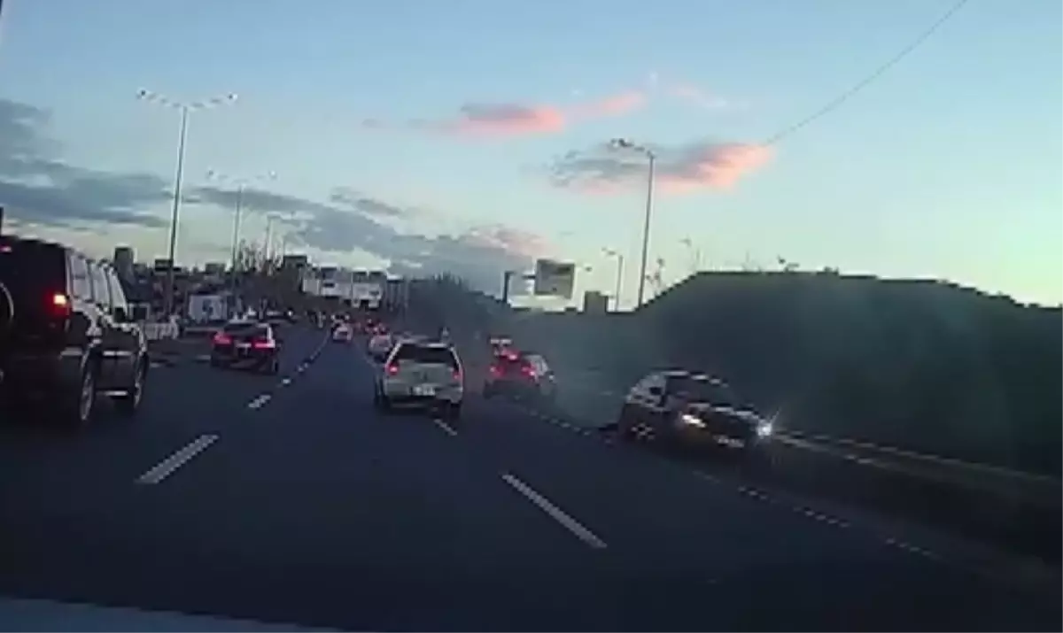 Makas Atan Sürücü Kaza Yaptı