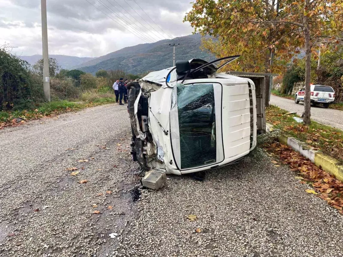 Ödemiş\'te Kamyonet Devrildi, Sürücü Yaralandı