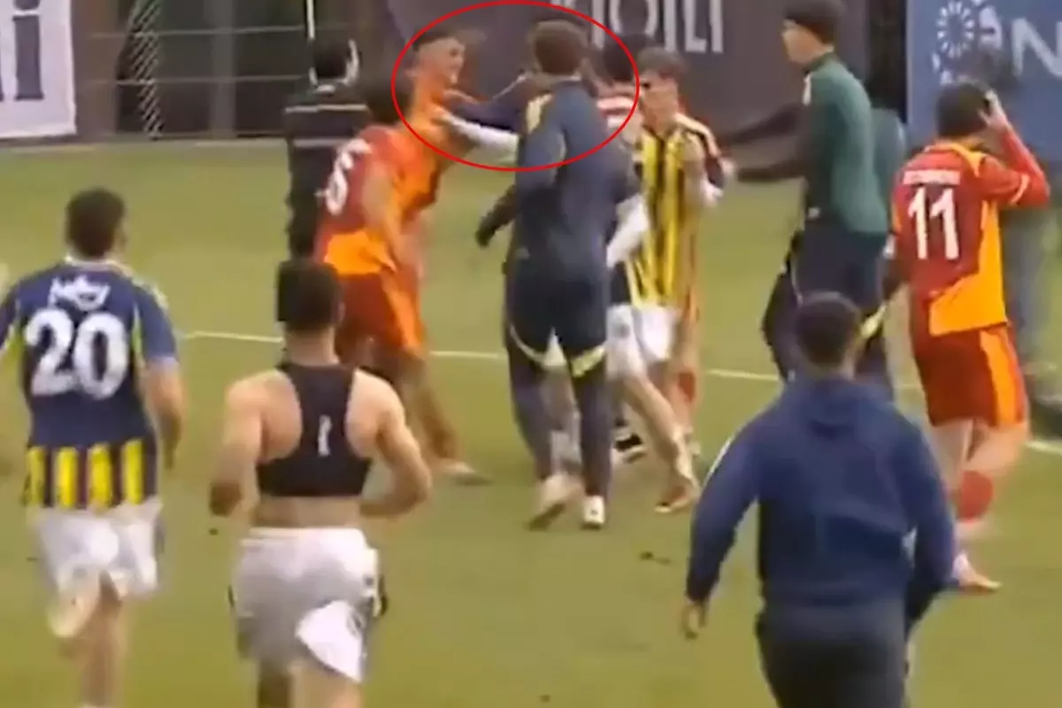 U19 Paf Ligi\'nde Fenerbahçe-Galatasaray derbisinde yumruklar havada uçuştu