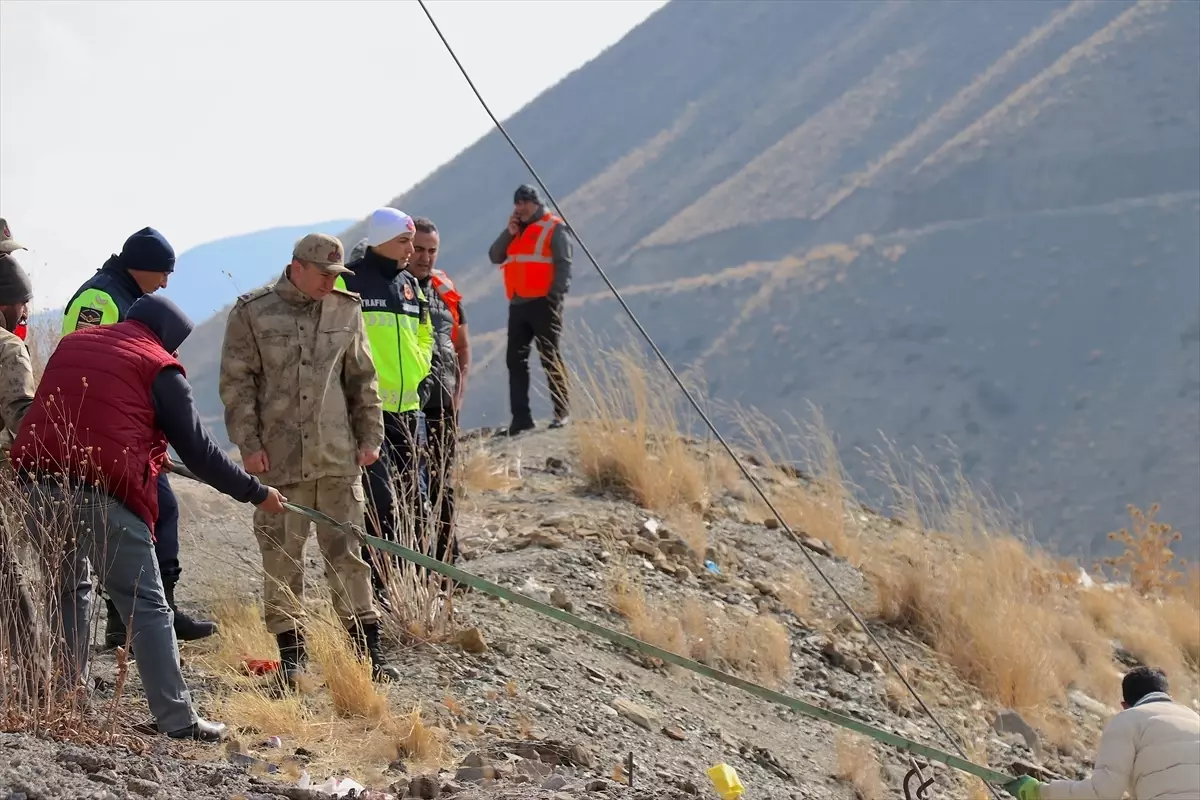 Van\'da Baraja Düşen Otomobil Kurtarıldı