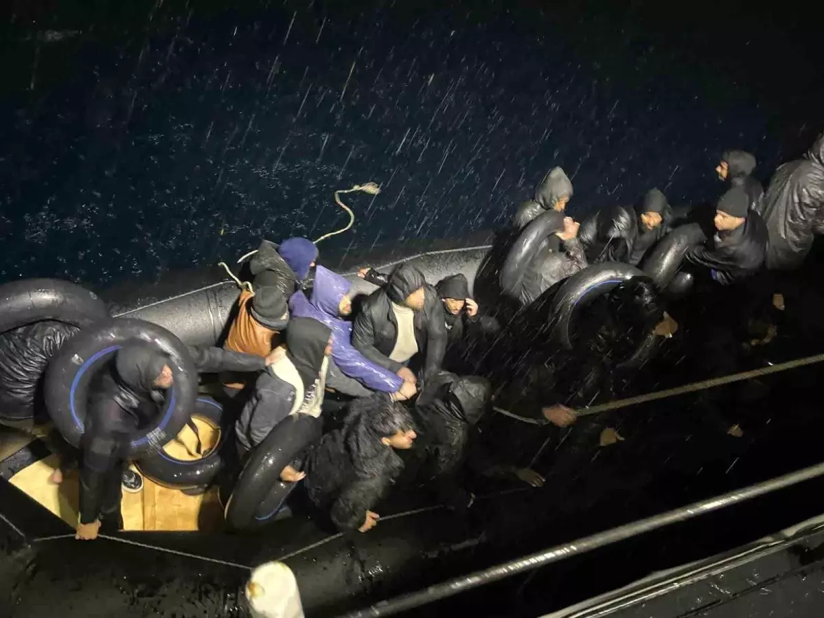 Karaburun\'da 26 Düzensiz Göçmen Kurtarıldı