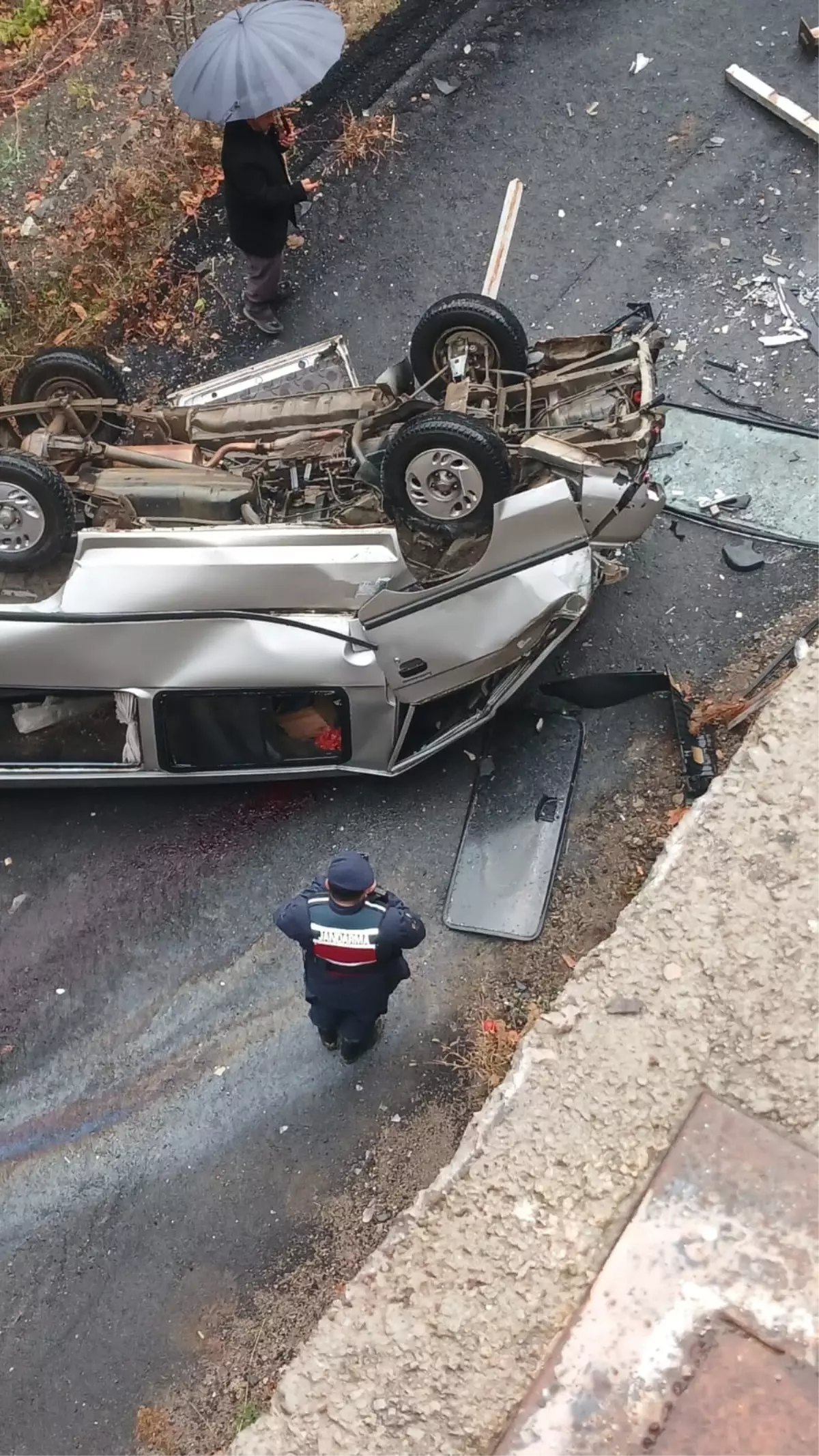 Kamyonet bariyerleri aşıp alt yola düştü! 3 kişi hayatını kaybetti