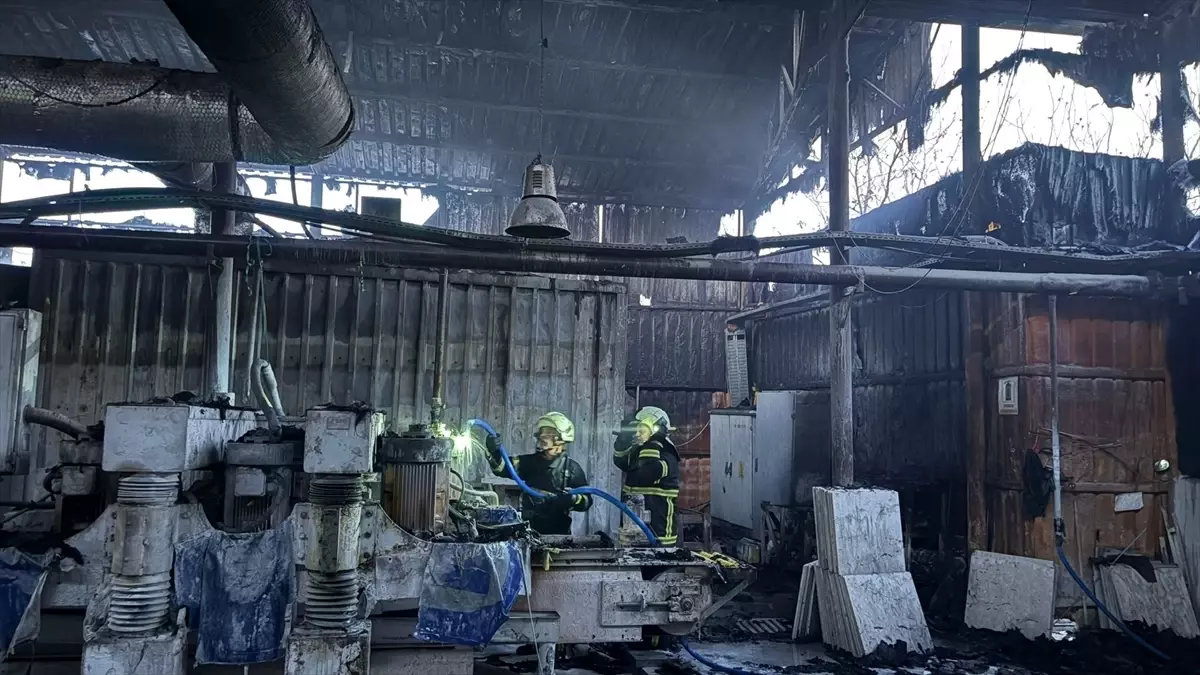 Bucak\'ta Fabrika Yangını Söndürüldü