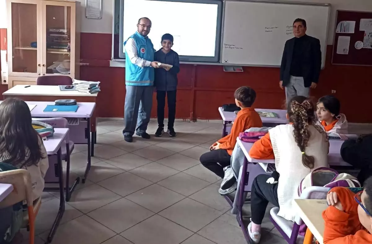 Emet\'te Öğrencilere Kur\'an Dağıtıldı