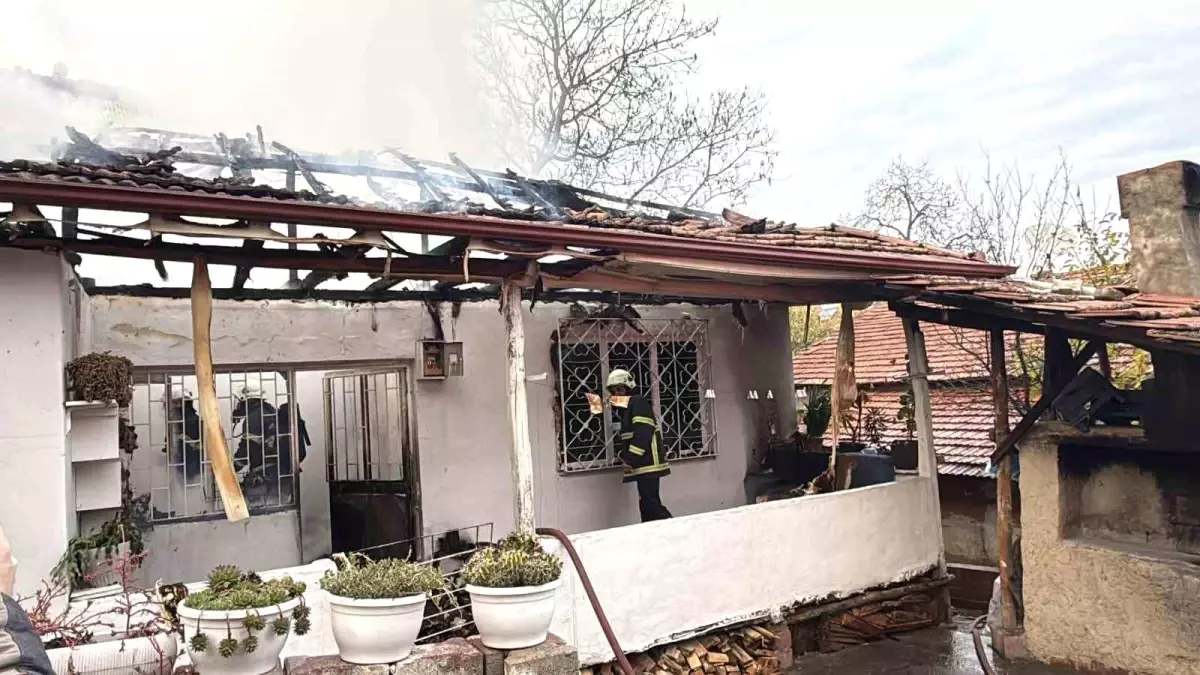 Erbaa\'da elektrik kontağından çıkan yangın evi küle çevirdi