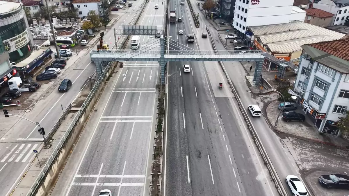 Kocaeli\'deki Yaya Üst Geçidi Yeniden Yapıldı