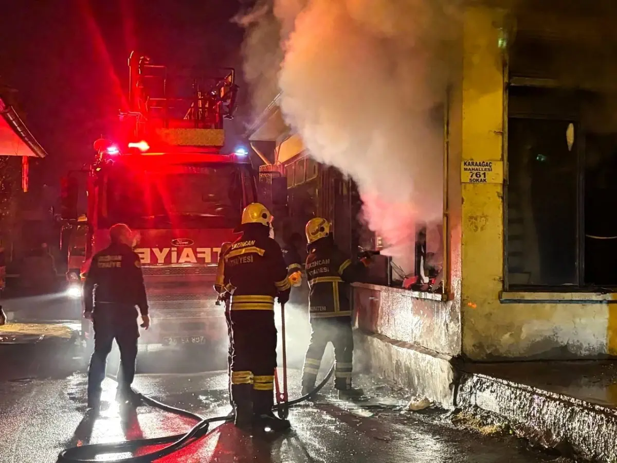 Erzincan\'da Yangın: Kepenkler Kırıldı