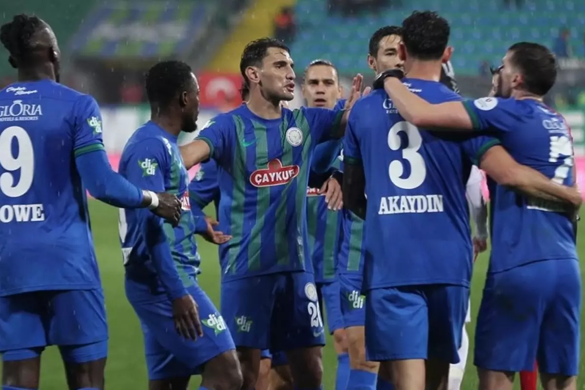 İlk 30 dakikada fişi çektiler! Rize\'de gol yağmuru