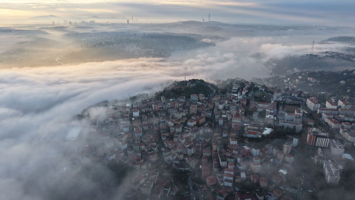 İstanbul\'da etkili olan sis havadan görüntülendi