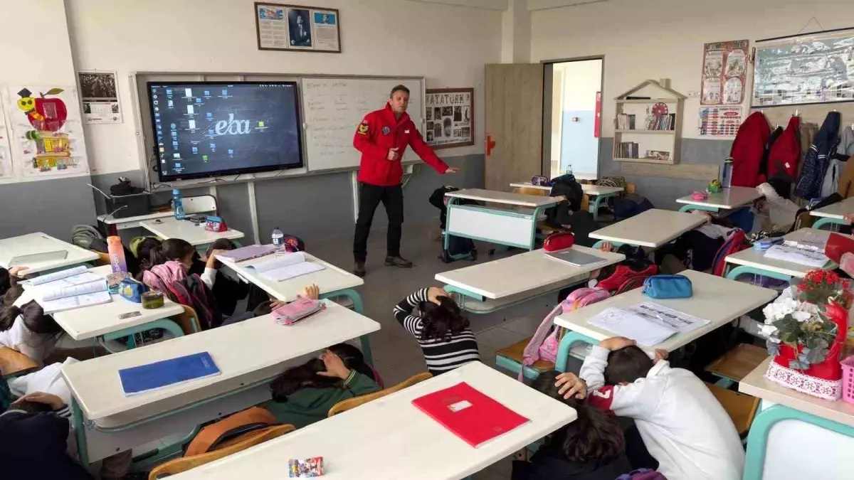 JAK\'tan öğrencilere "Deprem farkındalık eğitimi"