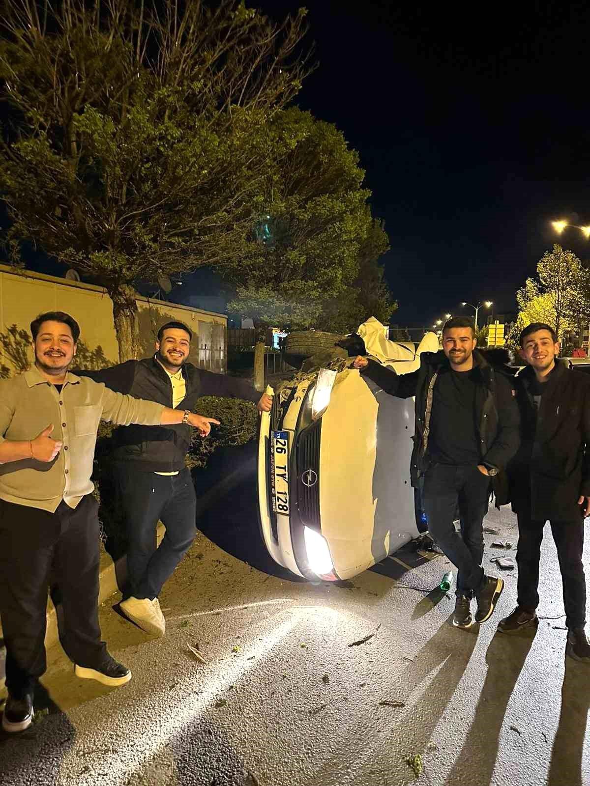 Gençler Kazalı Araçla Fotoğraf Çekti