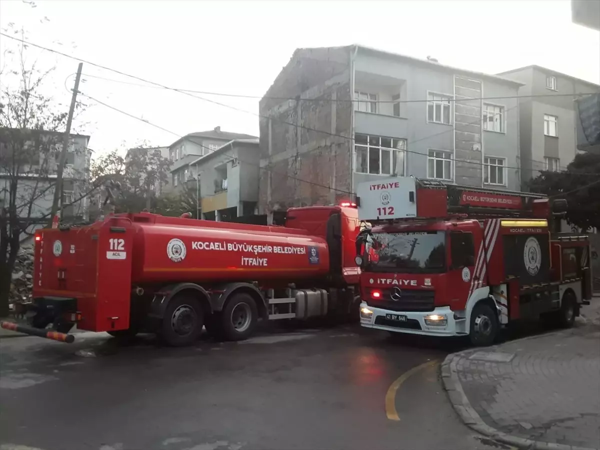 Darıca\'da Çatı Yangını: İki Kişi Hastaneye Kaldırıldı