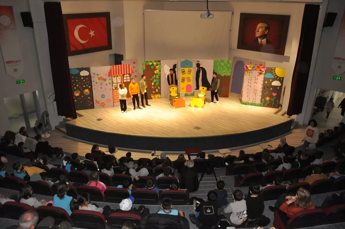 Teknoloji Bağımlılığına Dikkat Çeken Tiyatro