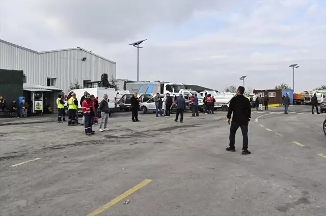 Belediyenin çöp toplama hizmeti durdu, ilçede çöp dağları oluştu