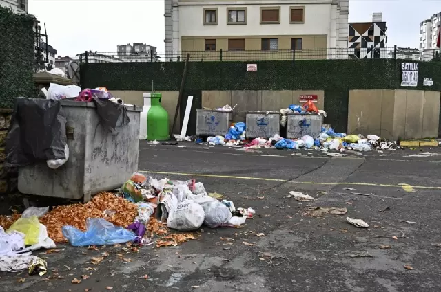 Belediyenin çöp toplama hizmeti durdu, ilçede çöp dağları oluştu